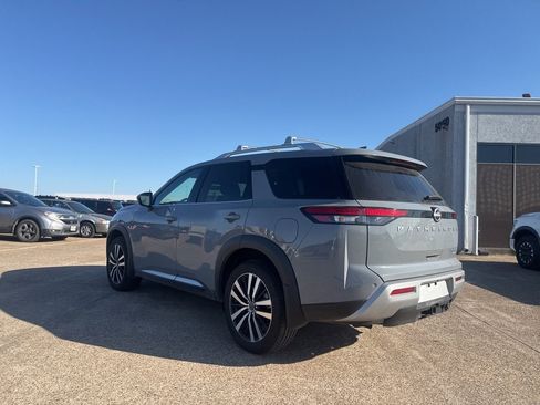 Certified 2025 Nissan Pathfinder Platinum image 16