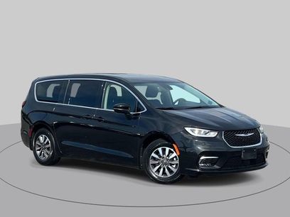 Used 2023 Chrysler Pacifica Touring-L