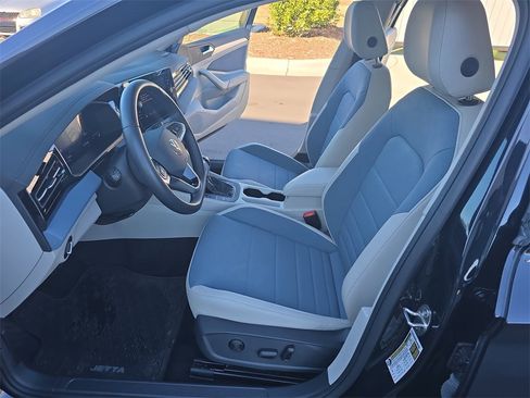 Certified 2025 Volkswagen Jetta SE image 12