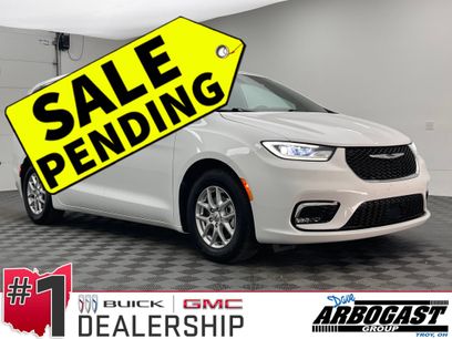 Used 2025 Chrysler Pacifica Select