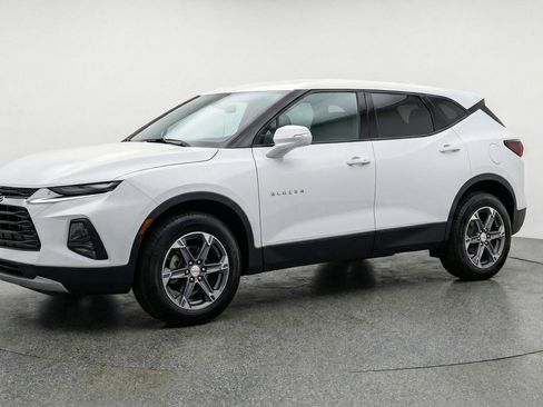 Used 2025 Chevrolet Blazer LT image 3