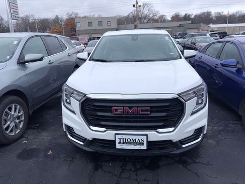 Used 2024 GMC Terrain SLE image 2