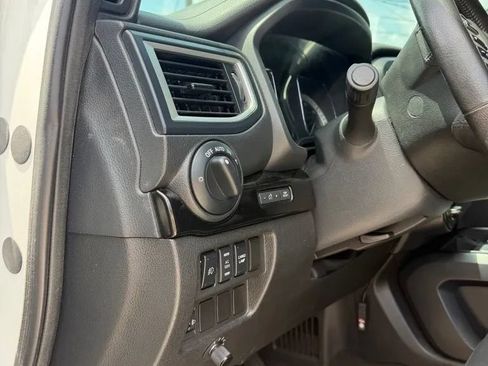 Used 2018 Nissan Titan SV w/ SV Convenience Package AWD/4WD image 14