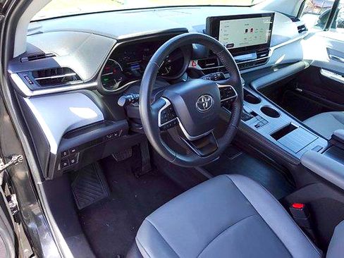 Certified 2025 Toyota Sienna XLE FWD image 9