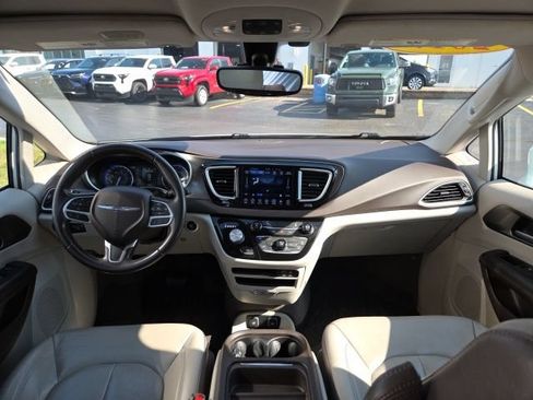 Used 2017 Chrysler Pacifica Touring-L FWD image 22