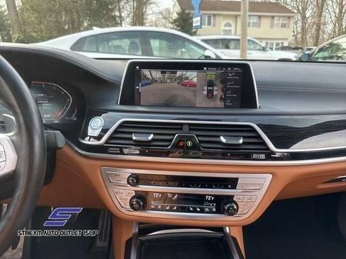 Used 2022 BMW 750Li xDrive AWD/4WD image 27