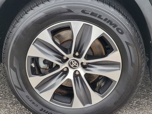 Used 2023 Toyota Highlander XLE image 13