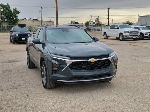 Used 2025 Chevrolet Trax LT FWD image 2