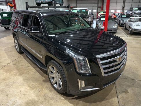 Used 2018 Cadillac Escalade ESV Luxury image 13