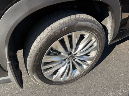 Used 2024 Toyota Highlander Platinum image 9