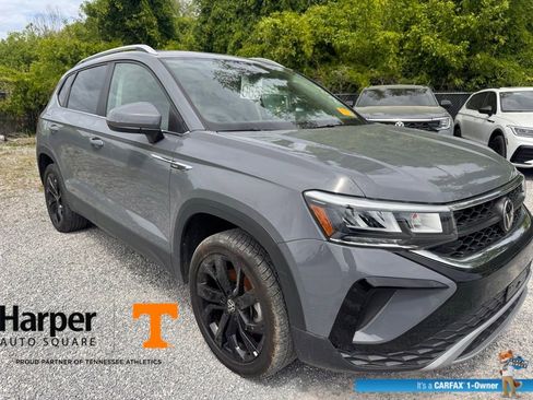 Used 2023 Volkswagen Taos SE w/ Panoramic Sunroof Package image 7