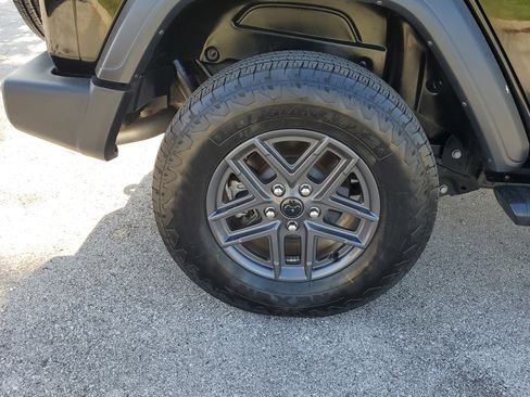 Used 2024 Jeep Wrangler Sport S image 5