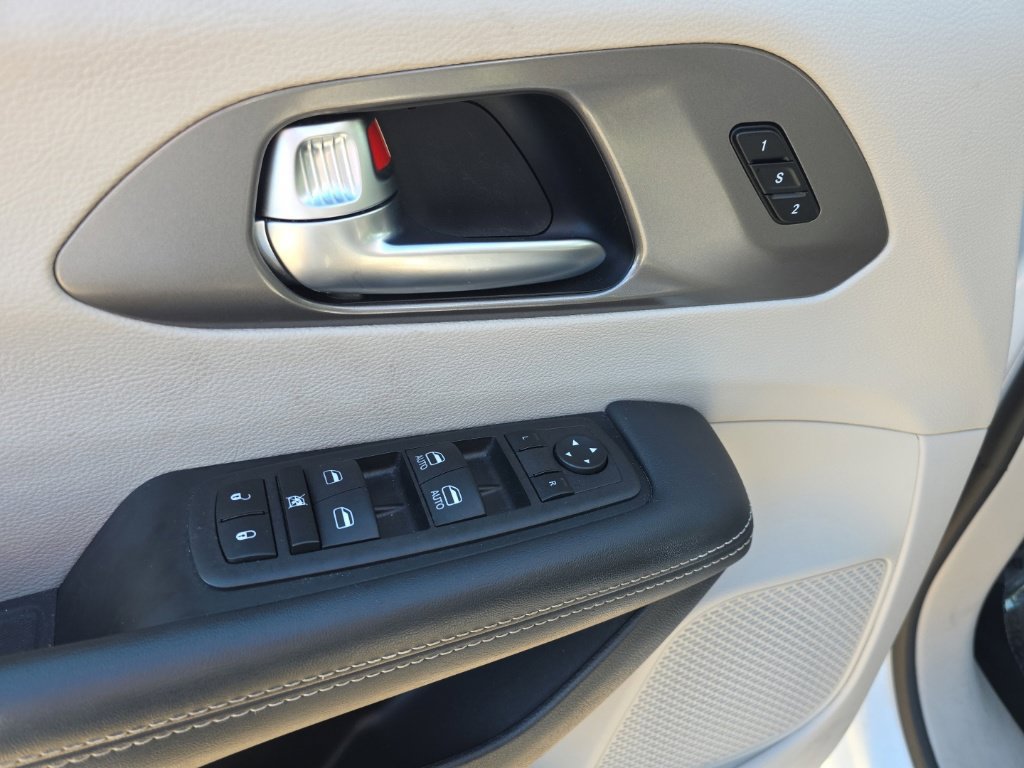 Used 2023 Chrysler Pacifica Touring-L FWD image 9