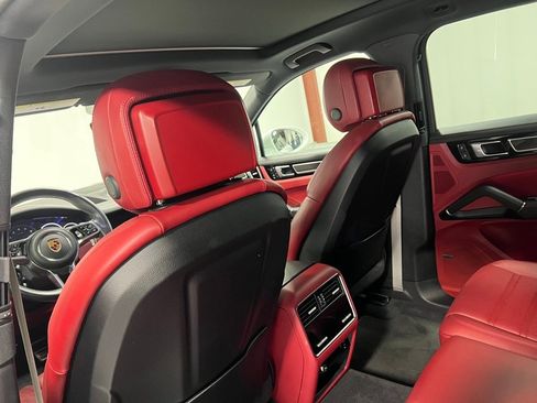 Used 2022 Porsche Cayenne S image 26