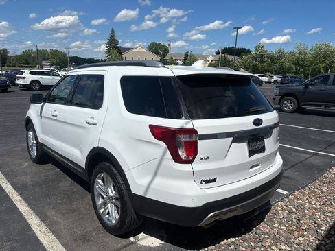 Used 2017 Ford Explorer XLT w/ Equipment Group 202A AWD/4WD image 5