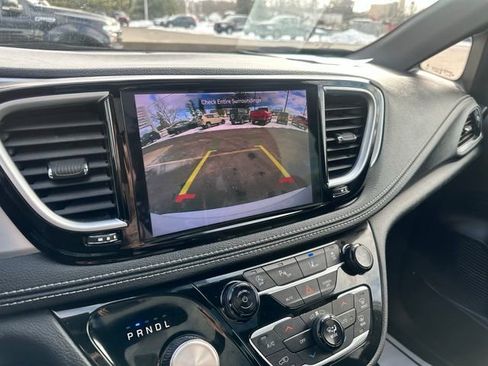 Used 2025 Chrysler Pacifica Limited FWD image 32