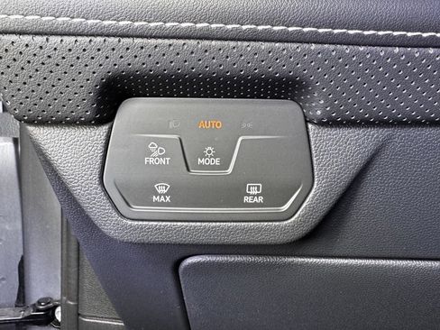Used 2024 Volkswagen Atlas SE AWD/4WD image 23