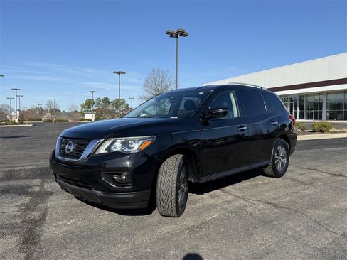 Used 2019 Nissan Pathfinder SV image 2