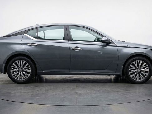 Used 2025 Nissan Altima 2.5 SV image 11