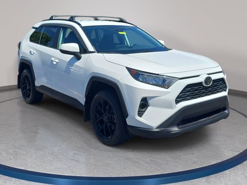 Used 2020 Toyota RAV4 LE AWD/4WD image 3