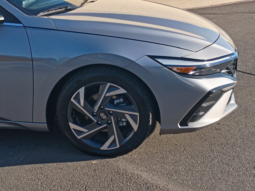 Certified 2025 Hyundai Elantra Limited FWD image 2