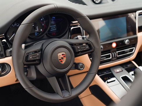 Certified 2026 Porsche Macan AWD/4WD image 18