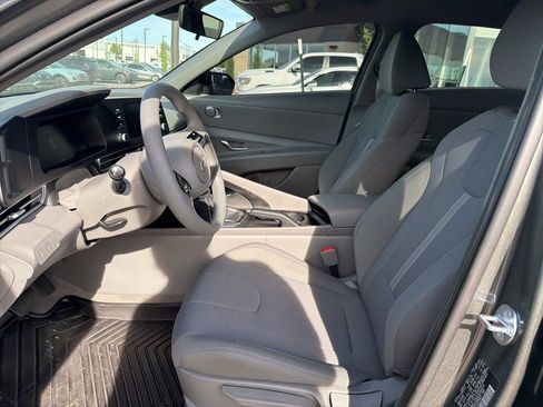 Certified 2025 Hyundai Elantra SE image 11