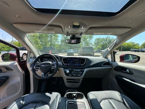 Used 2021 Chrysler Pacifica Touring-L w/ Uconnect Theater Family Group AWD/4WD image 5