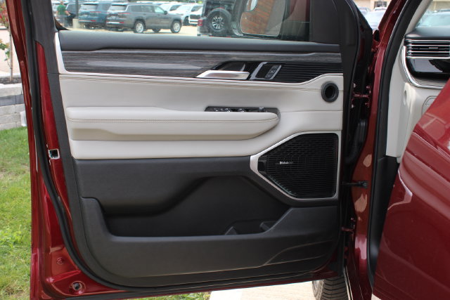 Used 2022 Jeep Wagoneer Series III w/ Premium Group I AWD/4WD image 9