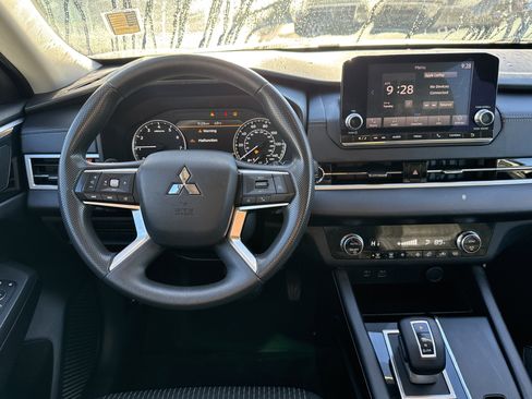 Used 2022 Mitsubishi Outlander ES image 29