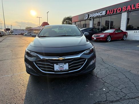 Used 2019 Chevrolet Malibu LT w/ Leather Package FWD image 2