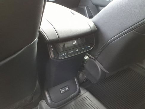 Used 2023 Toyota Highlander XLE AWD/4WD image 7