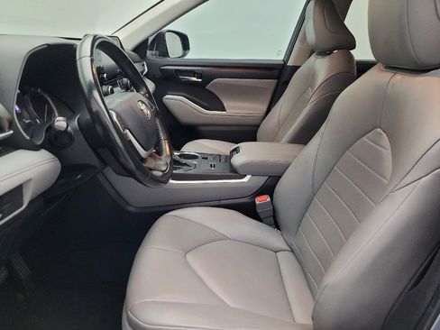 Used 2022 Toyota Highlander XLE image 17