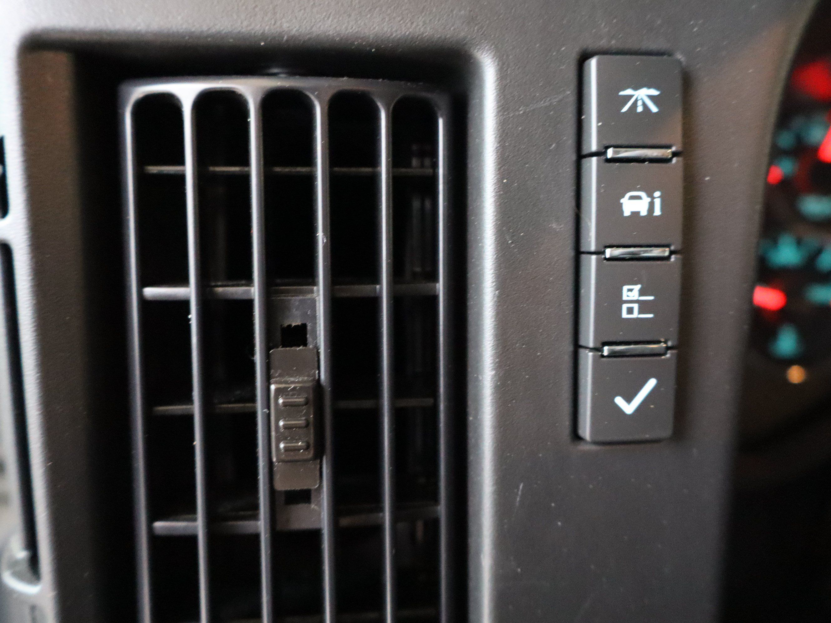 Used 2025 Chevrolet Express 3500 LT w/ LT Preferred Equipment Group RWD image 17