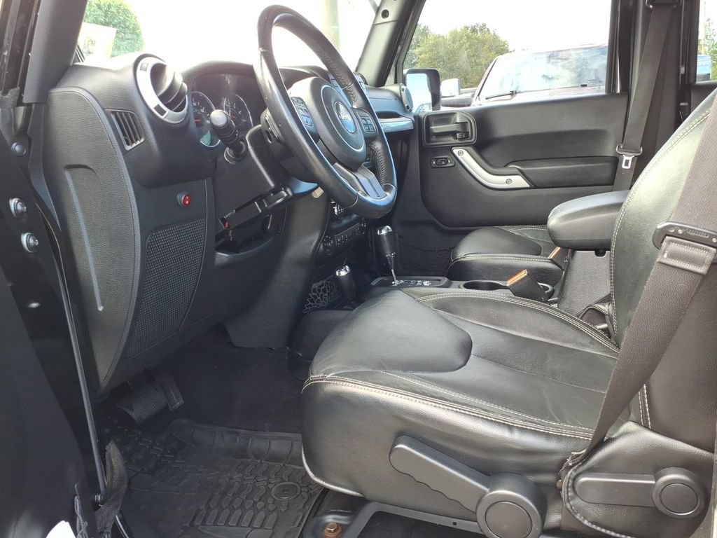 Used 2014 Jeep Wrangler Unlimited Sahara w/ Dual Top Group AWD/4WD image 12