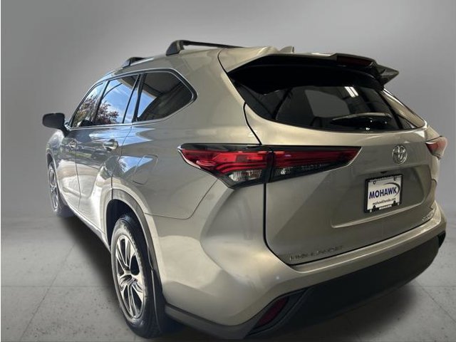Used 2022 Toyota Highlander XLE AWD/4WD image 6