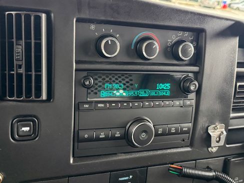 Used 2017 Chevrolet Express 2500 image 27