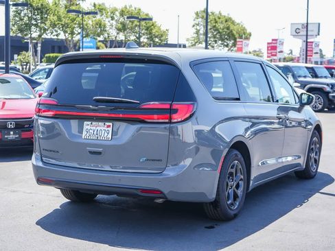 Used 2022 Chrysler Pacifica Limited w/ S Appearance Package FWD image 8