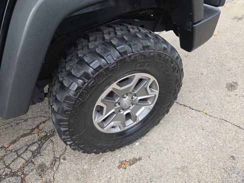 Used 2015 Jeep Wrangler Unlimited Rubicon w/ Connectivity Group image 12