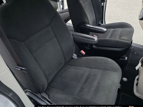 Used 2018 Dodge Grand Caravan SE w/ UConnect Hands-Free Group FWD image 17