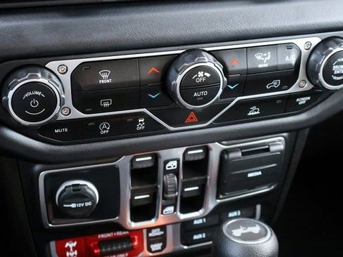 Used 2025 Jeep Wrangler Unlimited Rubicon image 31