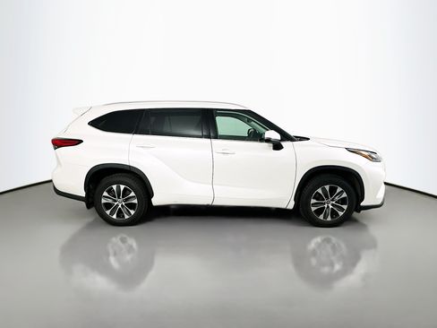 Used 2021 Toyota Highlander XLE AWD/4WD image 7