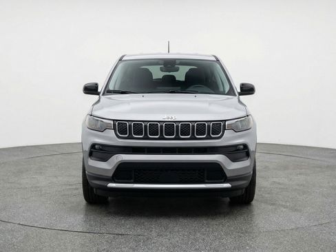 Used 2025 Jeep Compass Latitude image 2