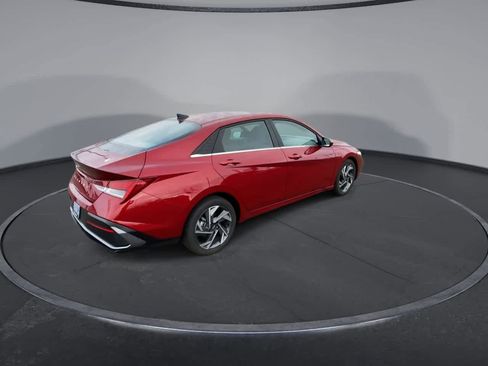 Used 2025 Hyundai Elantra SEL FWD image 8