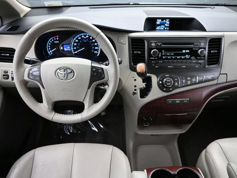Used 2013 Toyota Sienna XLE FWD image 4