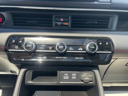 Used 2025 Honda Pilot Black Edition image 23