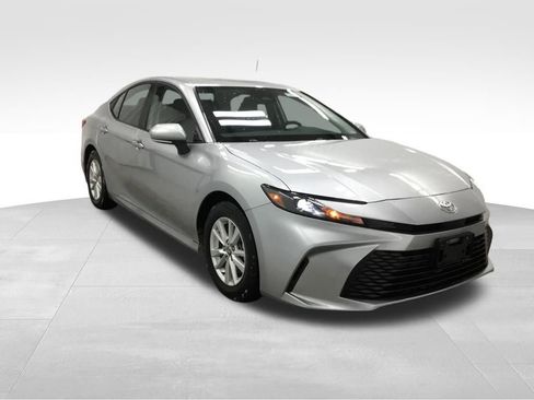 Used 2025 Toyota Camry SE image 2