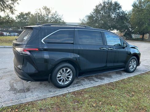 Used 2024 Toyota Sienna XLE image 5