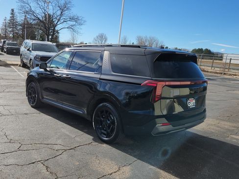 Used 2025 Kia Carnival SX Prestige image 9