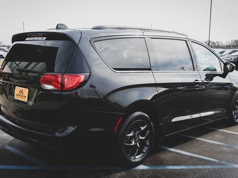 Used 2018 Chrysler Pacifica Touring-L w/ Premium Audio Group image 9